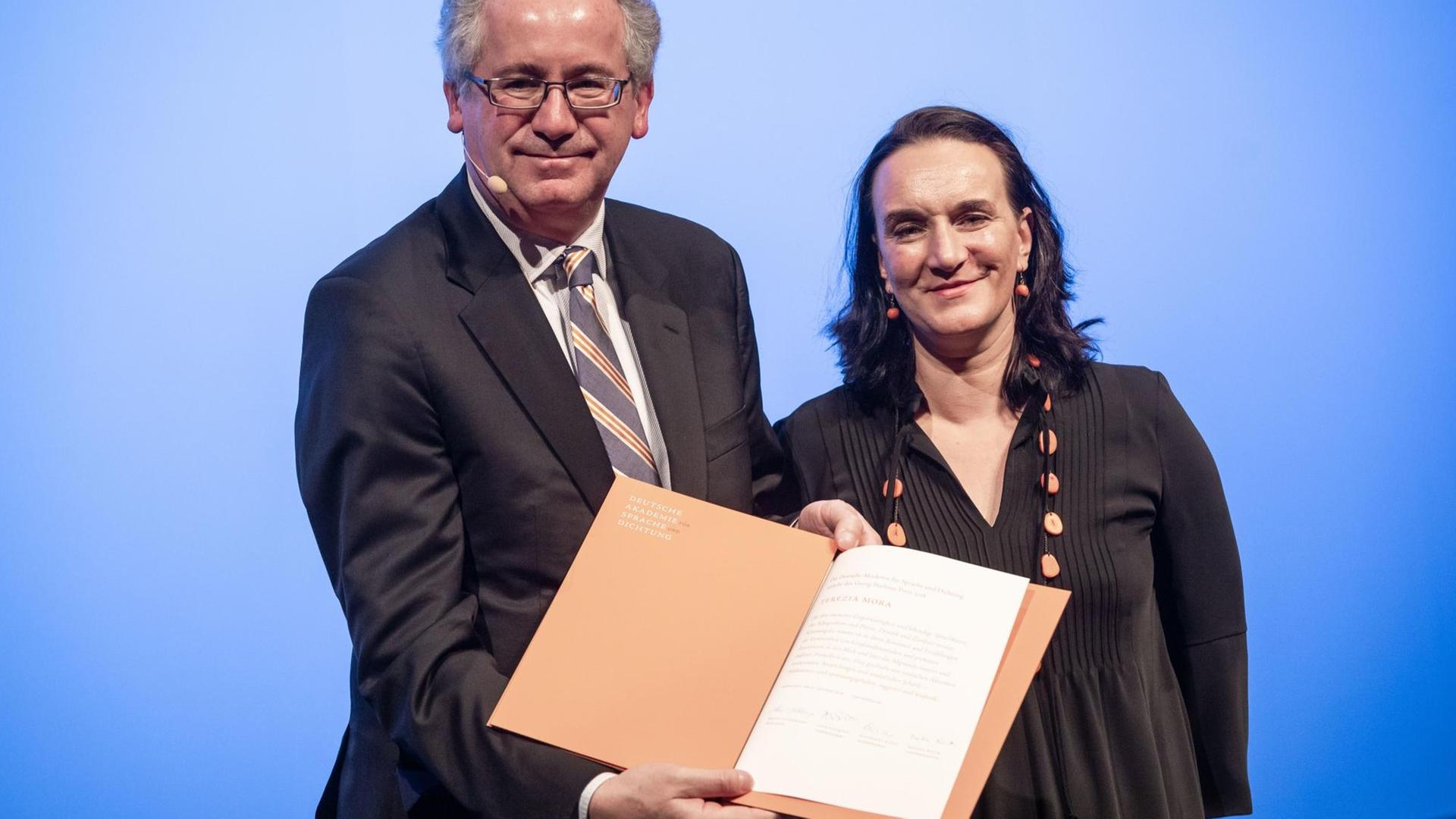 27.10.2018, Hessen, Darmstadt: Ernst Osterkamp (l), Präsident der Deutschen Akademie für Sprache und Dichtung, übergibt im Darmstädter Staatstheater den Georg-Büchner-Preis 2018 an die deutsch-ungarische Schriftstellerin Terézia Mora (r). Der Preis ist mit 50 000 Euro dotiert. 27.10.2018, Hessen, Darmstadt: Ernst Osterkamp (l), Präsident der Deutschen Akademie für Sprache und Dichtung, übergibt im Darmstädter Staatstheater den Georg-Büchner-Preis 2018 an die deutsch-ungarische Schriftstellerin Terézia Mora (r). Der Preis ist mit 50 000 Euro dotiert.