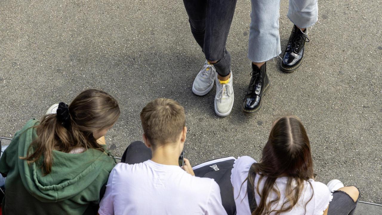 Jugendliche unterhalten sich (Symbolfoto) Jugendliche unterhalten sich (Symbolfoto)
