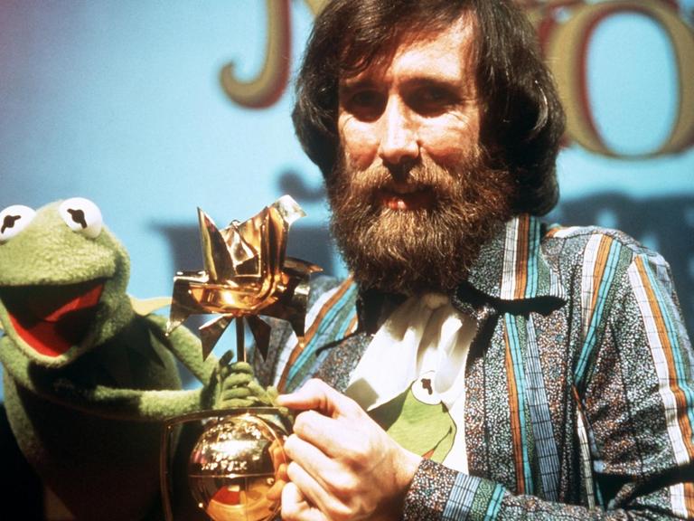 Der amerikanische Trickfilmer und Erfinder vieler Puppen der Kindersendungen "Muppet Show" und "Sesamstraße" mit seiner berühmtesten Puppe: Kermit, der Frosch.