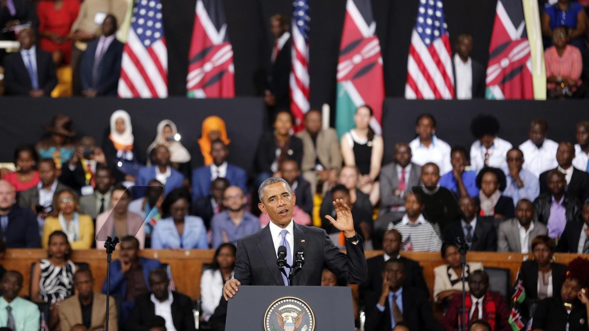 Der Präsident von dem Land USA hält eine Rede in dem Land Kenia