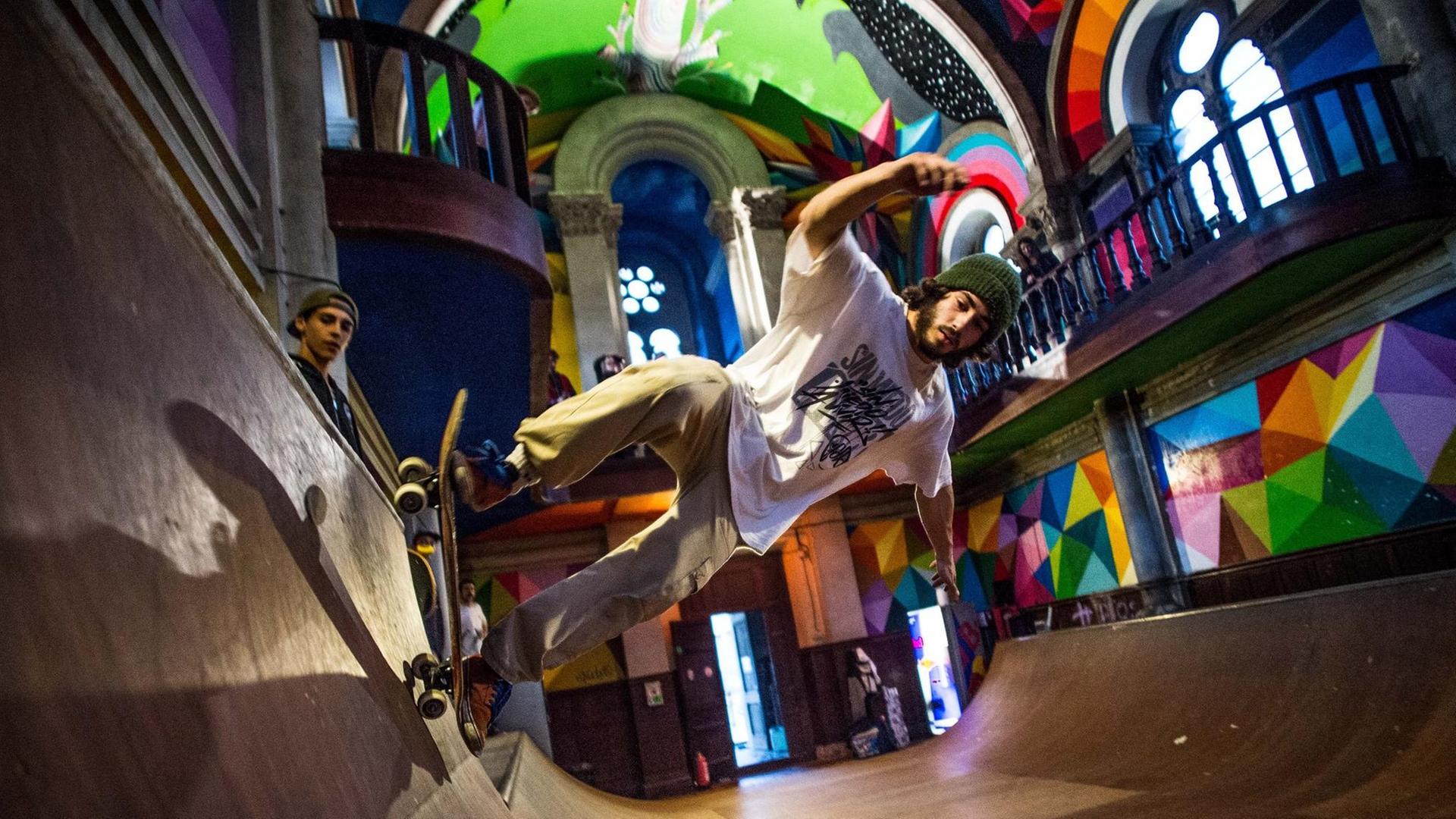 Eine leere Kirche beherbergt eine bunte Skaterbahn. Das Licht fällt durch die Kirchenfenster auf den Skater. Eine leere Kirche beherbergt eine bunte Skaterbahn. Das Licht fällt durch die Kirchenfenster auf den Skater.