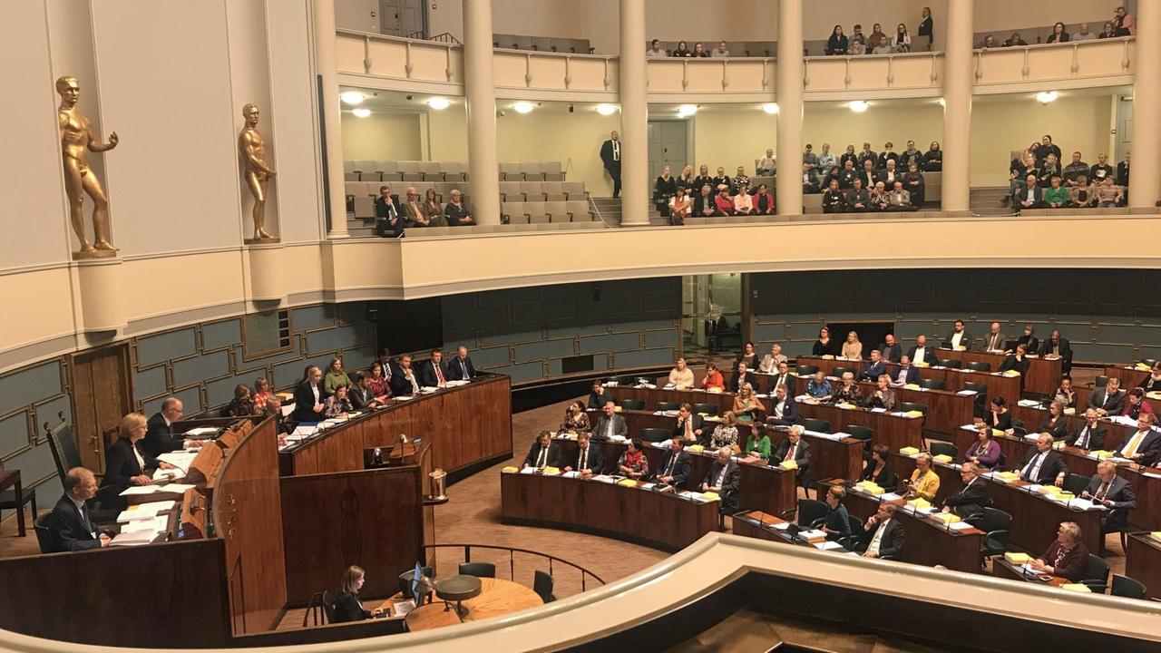 Blick ins finnische Parlament in Helsinki während einer Plenarsitzung