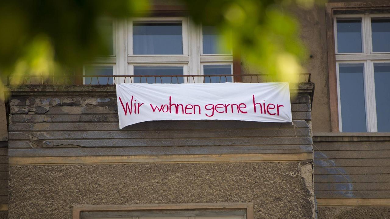 Protestplakat an der Fassade des Wohnhauses Krossener Strasse 36 in Friedrichshain. Darauf steht "Wir wohnen gerne hier." Das Haus wurde an die Aramid GmbH verkauft. Bis zum 10.6.2019 läuft die Frist für die Ausübung des bezirklichen Vorkaufsrechts. Protestplakat an der Fassade des Wohnhauses Krossener Strasse 36 in Friedrichshain. Darauf steht "Wir wohnen gerne hier." Das Haus wurde an die Aramid GmbH verkauft. Bis zum 10.6.2019 läuft die Frist für die Ausübung des bezirklichen Vorkaufsrechts.
