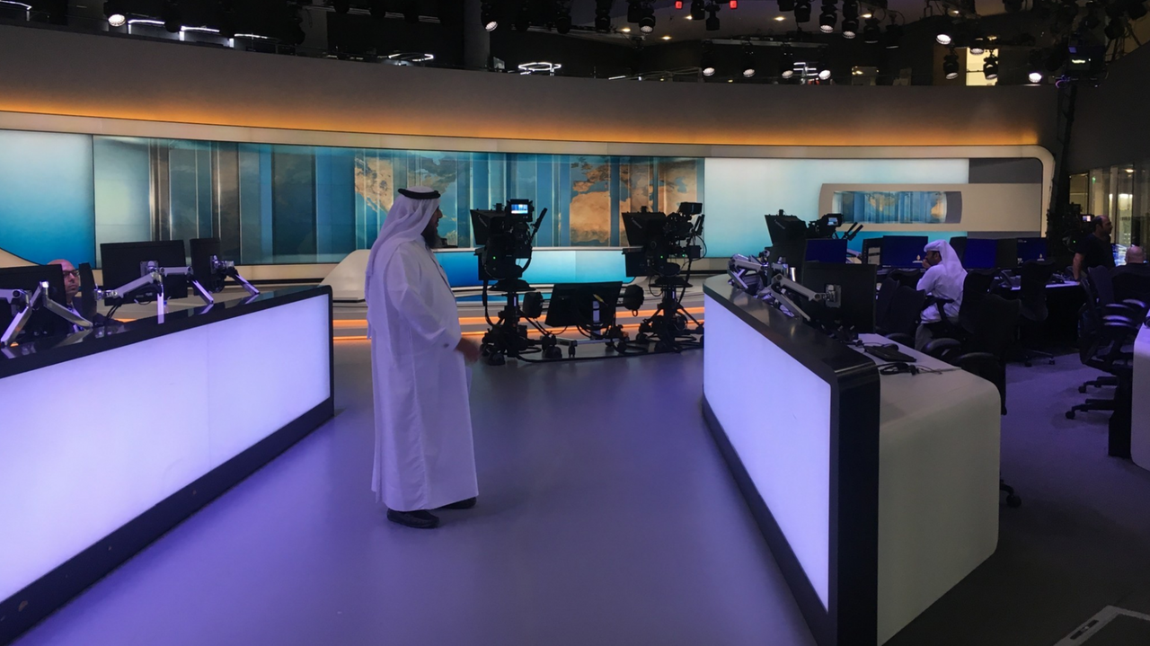 Modernes Fernsehstudio mit Scheich (Al Jazeera, Doha)