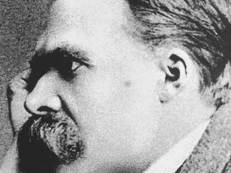 Friedrich Nietzsche auf der Repro eines undatierten Plakates.