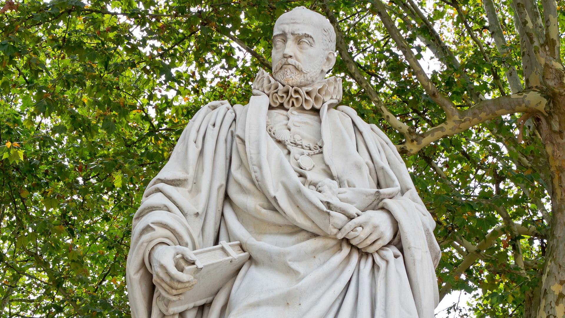 Eine Statue des Politikers und Philosophen Michel de Montaigne steht auf der Esplanade des Quinconces in Bordeaux (Gironde/Frankreich), aufgenommen am 13.08.2012. Eine Statue des Politikers und Philosophen Michel de Montaigne steht auf der Esplanade des Quinconces in Bordeaux (Gironde/Frankreich), aufgenommen am 13.08.2012.