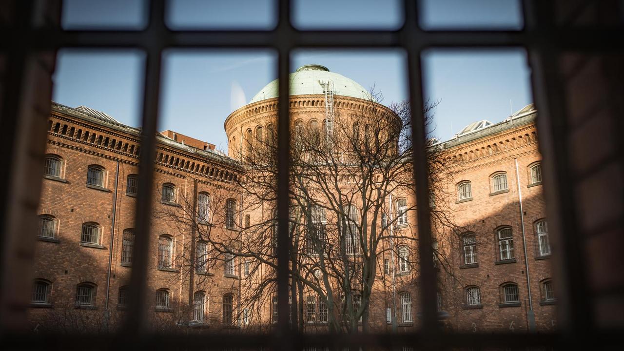 Blick durch die vergitterten Fenster der JVA Moabit Blick durch die vergitterten Fenster der JVA Moabit