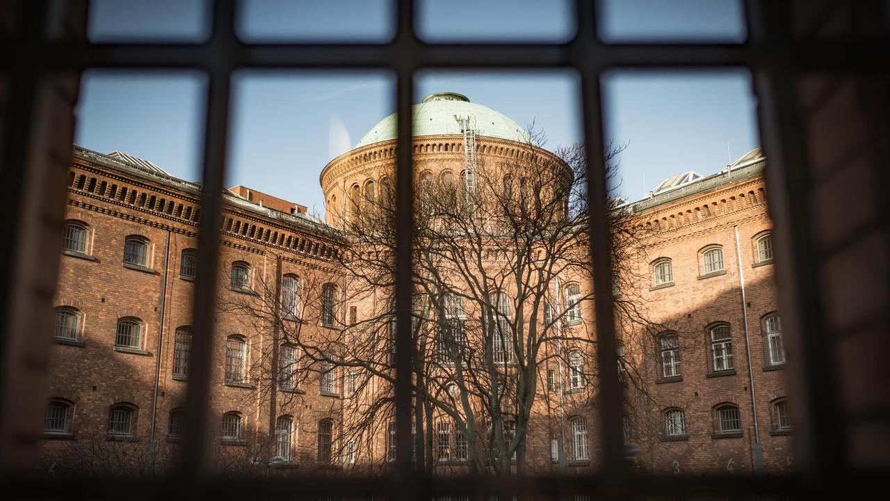 Blick durch die vergitterten Fenster der JVA Moabit