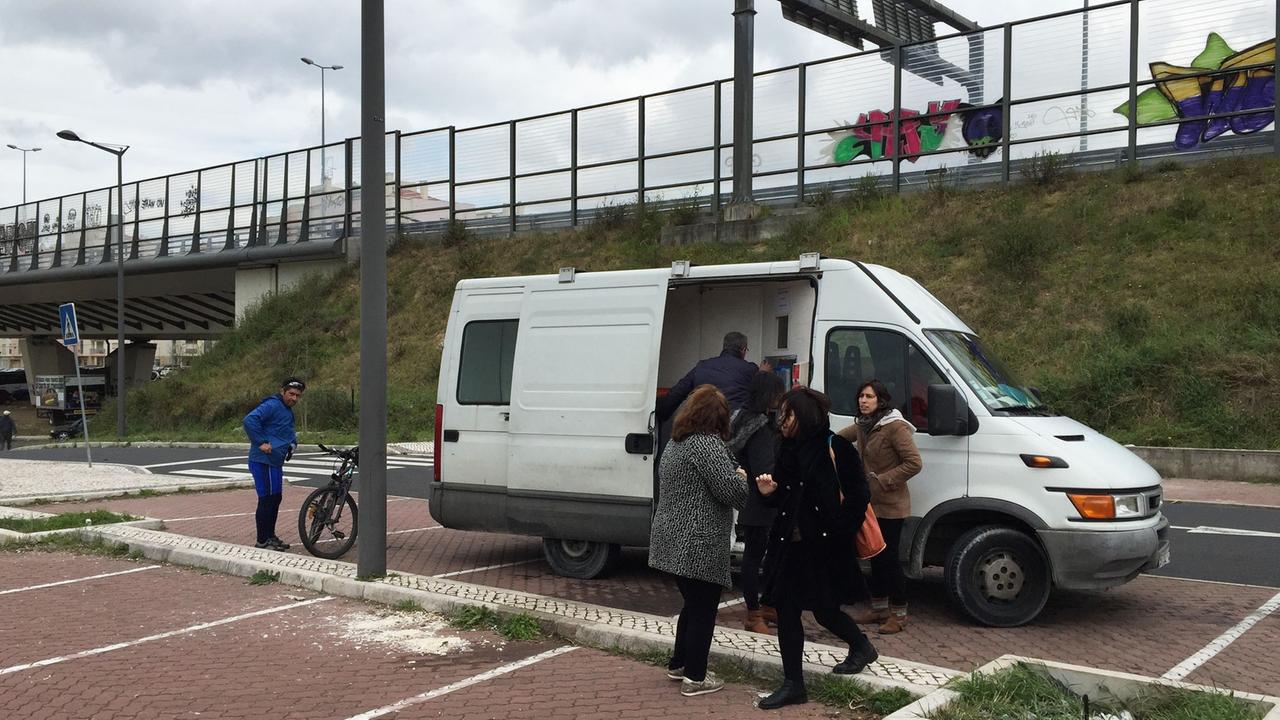 Lumiar - ein Stadtteil von Lissabon. Zweimal täglich können sich dort Menschen am Bus das Methadon des staatlichen Drogen-Programms abholen.