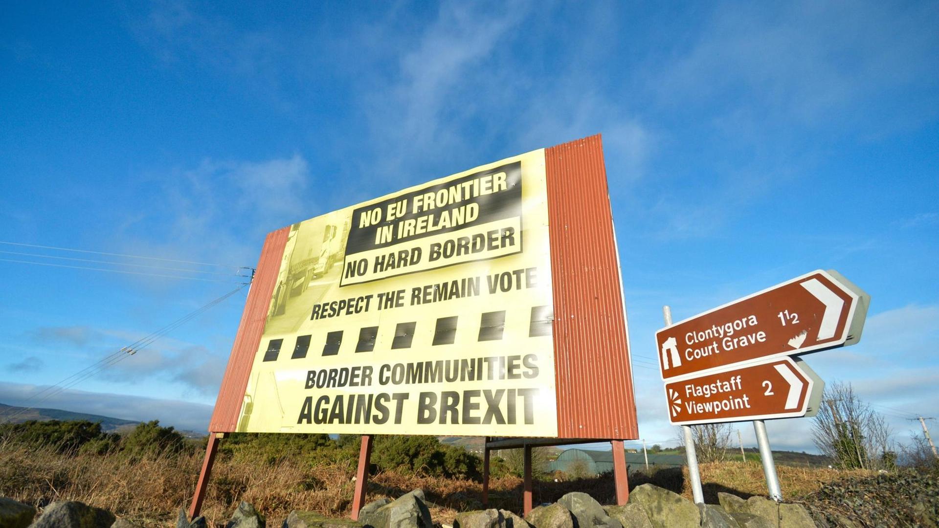 Anti-Brexit-Schild an der Grenze zwischen Irland und Nordirland. Anti-Brexit-Schild an der Grenze zwischen Irland und Nordirland.