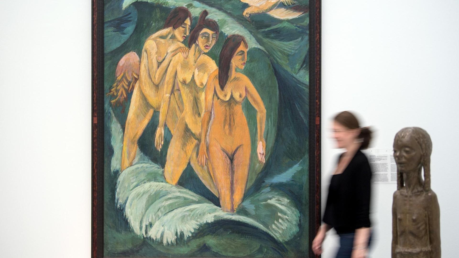 Eine Museums-Besucherin geht am Bild "Drei Badende" von Ernst Ludwig Kirchner vorbei Eine Museums-Besucherin geht am Bild "Drei Badende" von Ernst Ludwig Kirchner vorbei