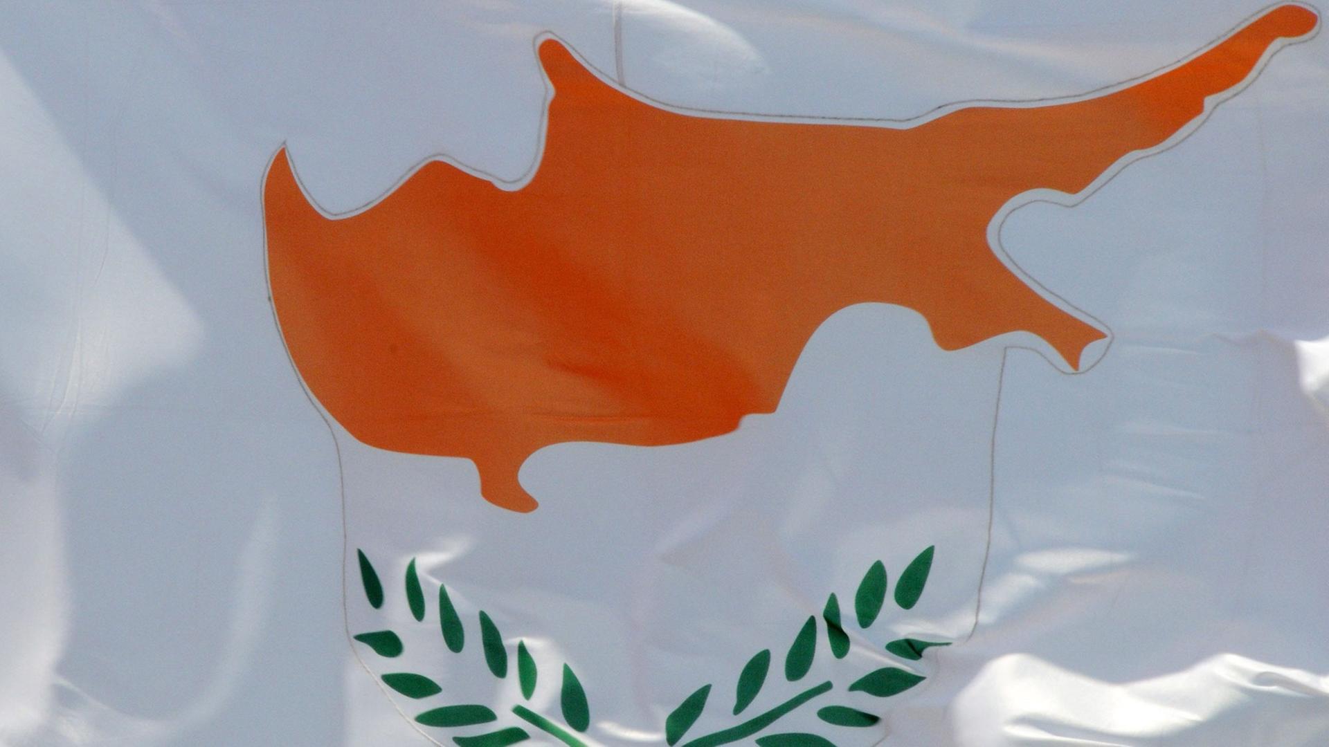 Blick auf die Flagge Zyperns Blick auf die Flagge Zyperns
