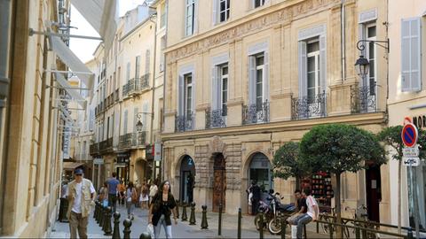 Touristen laufen durch die Altstadt von Aix-en-Provence, aufgenommen am 24.09.2009. Aix-en-Provence war urspr