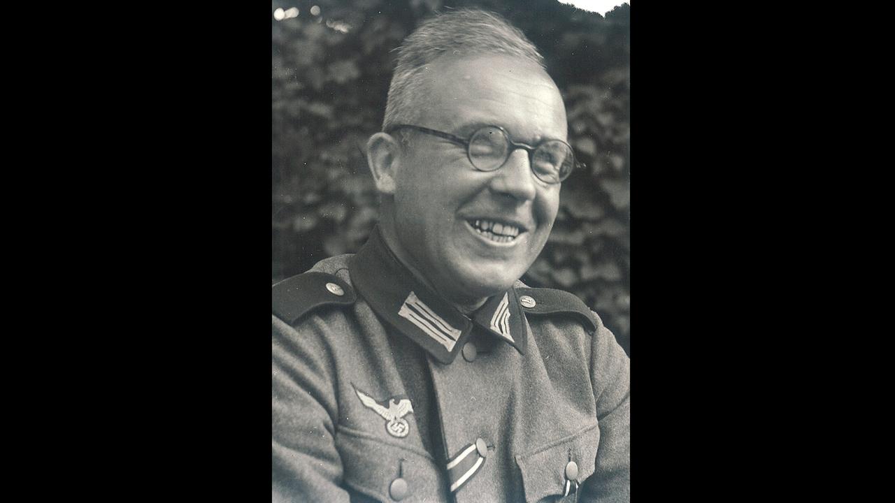 Schwarzweißfoto eines Mannes in Uniform. Schwarzweißfoto eines Mannes in Uniform.
