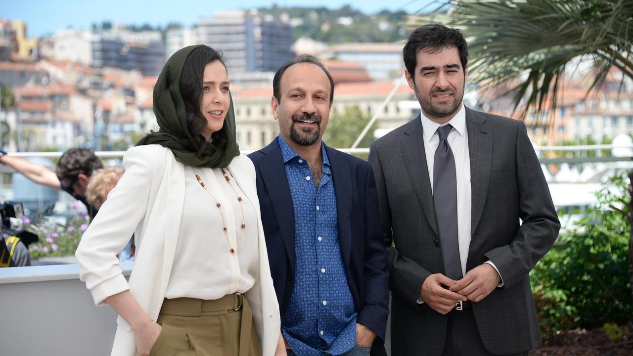 Der iranische Schauspieler Shahab Hosseini (r.) bei den Filmfestspielen in Cannes mit seiner Kollegin Ekaterina Chesnokova und Regisseur Asghar Farhadi Der iranische Schauspieler Shahab Hosseini (r.) bei den Filmfestspielen in Cannes mit seiner Kollegin Ekaterina Chesnokova und Regisseur Asghar Farhadi
