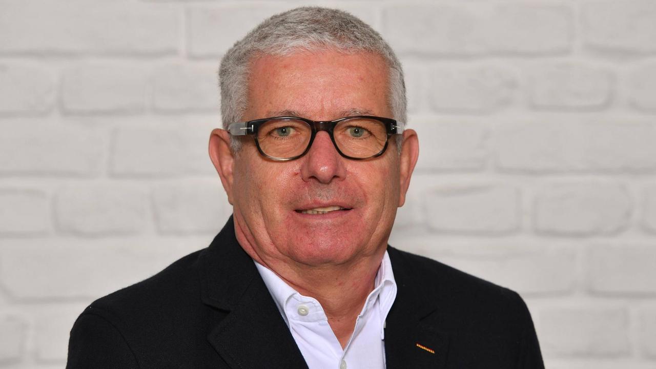 Hanns Michael HOELZ (Praesident),Snowboard, Einzelbild, angeschnittenes Einzelmotiv, Portrait vor einer Wand Hanns Michael HOELZ (Praesident),Snowboard, Einzelbild, angeschnittenes Einzelmotiv, Portrait vor einer Wand