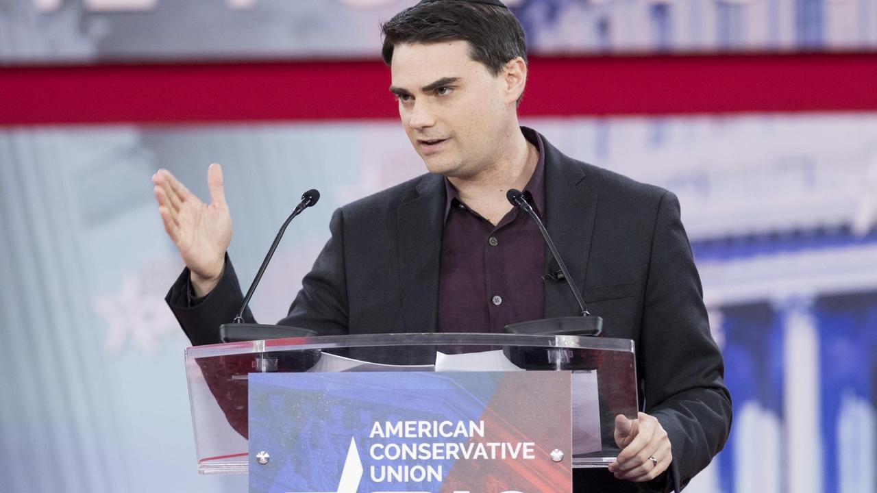 Der konservative Kommentator Ben Shapiro während seiner Podcast-Show. Der konservative Kommentator Ben Shapiro während seiner Podcast-Show.