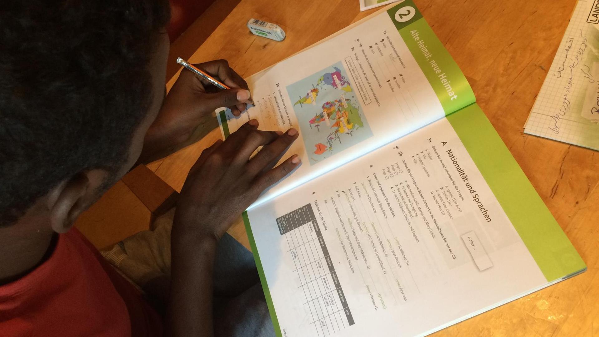 Hussein aus Somalia lernt Deutsch. Hussein aus Somalia lernt Deutsch.