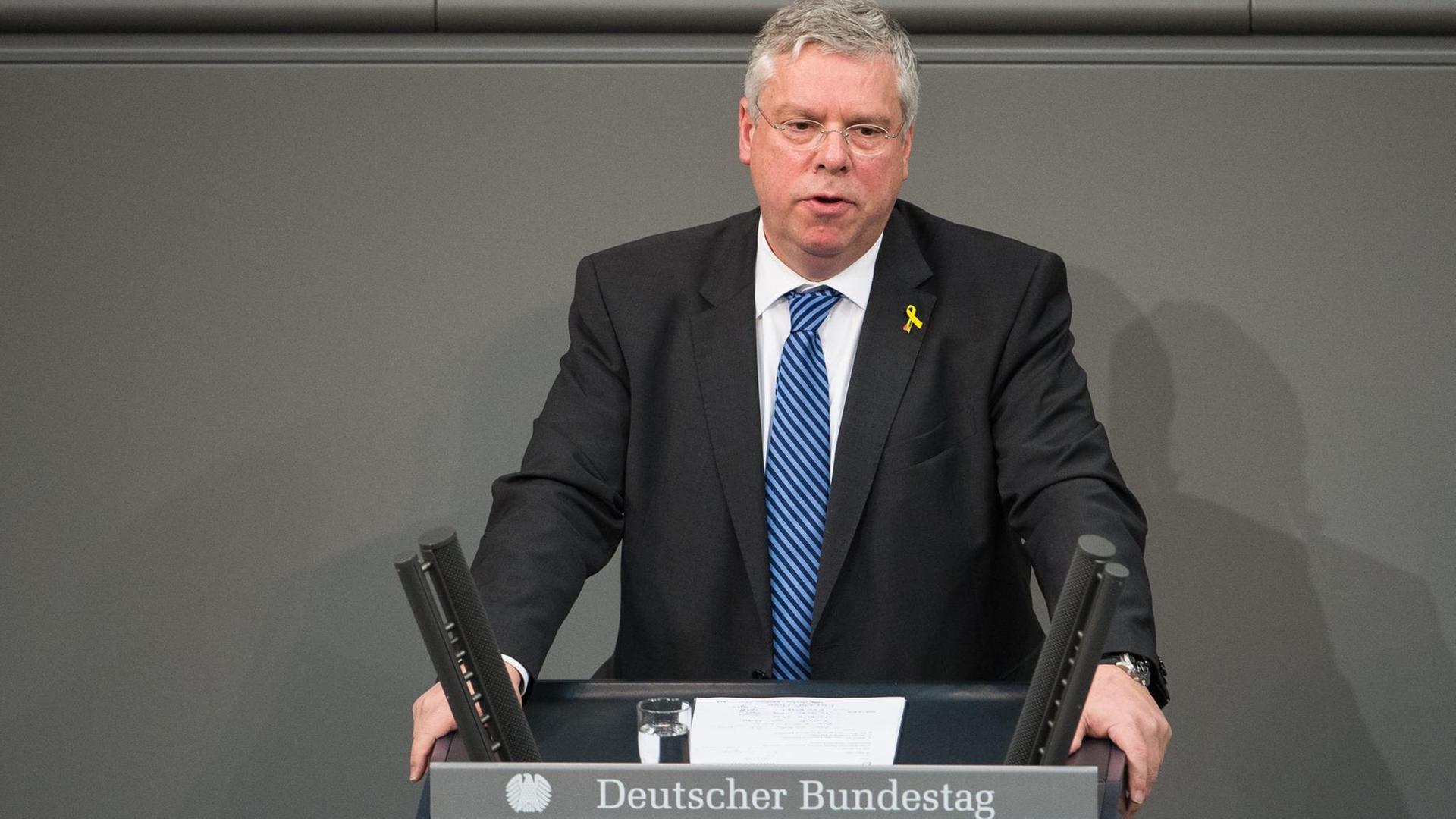 Der Bundestagsabgeordnete und transatlantische Koordinator der Bundesregierung, Jürgen Hardt (CDU), spricht am 21.11.2017 im Bundestag in Berlin. In seiner 2. Sitzung der 19. Legislaturperiode berät der Deutsche Bundestag unter anderem über Bundeswehreinsätze und die Einsetzung verschiedener Ausschüsse. Foto: Silas Stein/dpa | Verwendung weltweit Der Bundestagsabgeordnete und transatlantische Koordinator der Bundesregierung, Jürgen Hardt (CDU), spricht am 21.11.2017 im Bundestag in Berlin. In seiner 2. Sitzung der 19. Legislaturperiode berät der Deutsche Bundestag unter anderem über Bundeswehreinsätze und die Einsetzung verschiedener Ausschüsse. Foto: Silas Stein/dpa | Verwendung weltweit