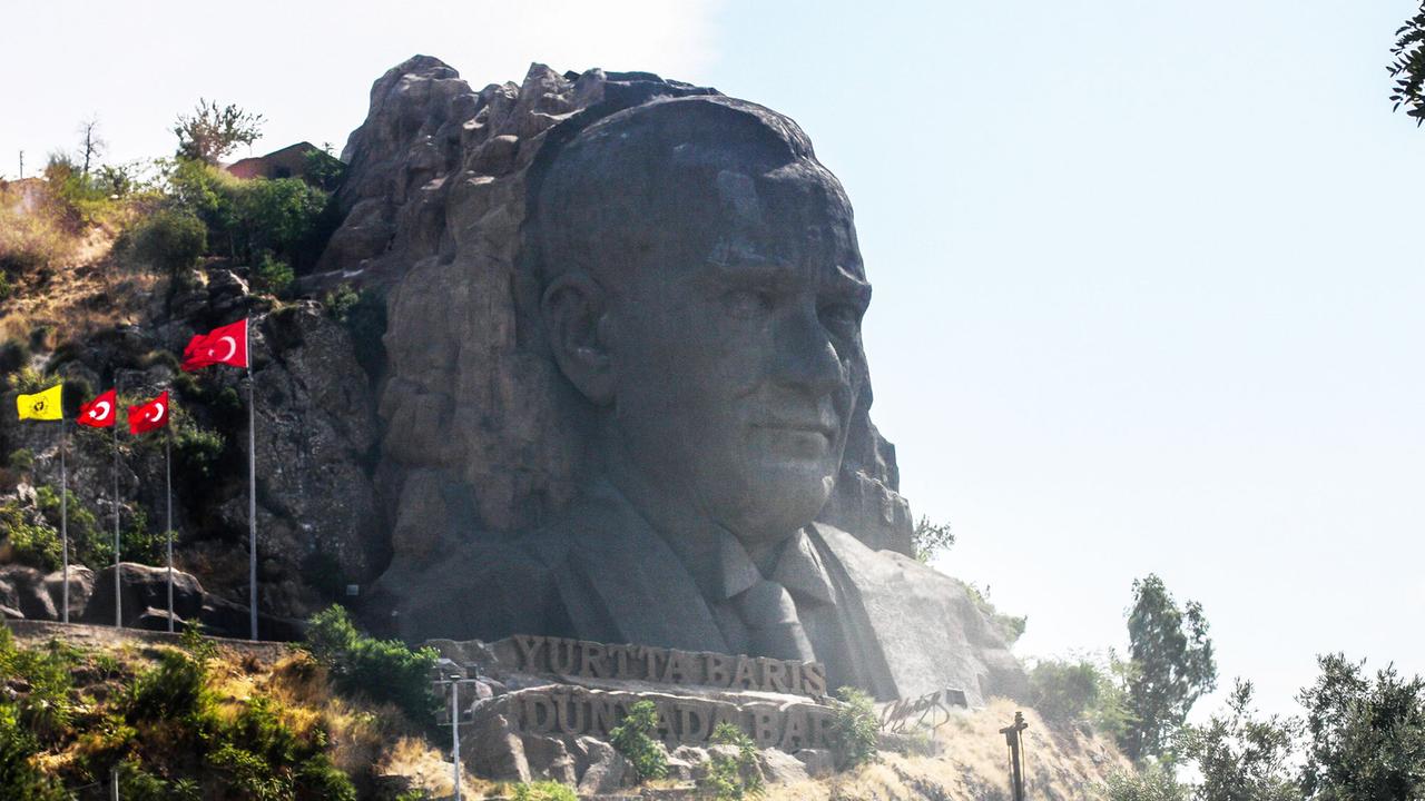 Die Kopfmaske von Mustafa Kemal Atatürk in einem Felsen in der türkischen Stadt Izmir. Die Kopfmaske von Mustafa Kemal Atatürk in einem Felsen in der türkischen Stadt Izmir.
