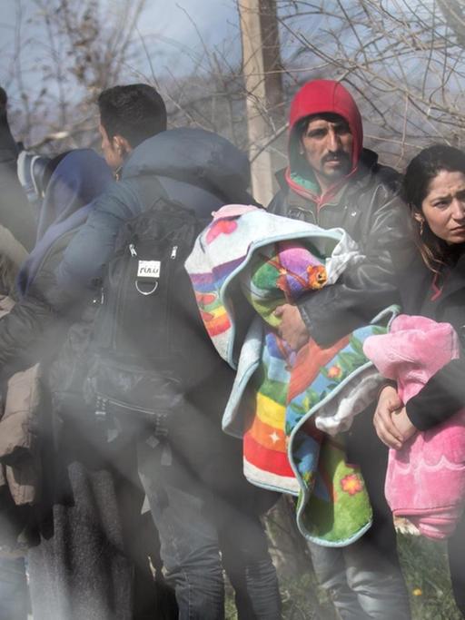 Man sieht Flüchtlinge an der griechisch-mazedonischen Grenze bei Idomeni.