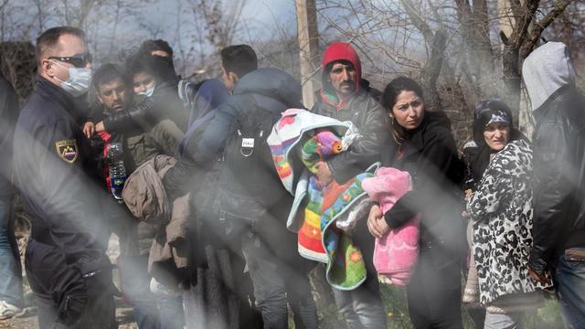 Man sieht Flüchtlinge an der griechisch-mazedonischen Grenze bei Idomeni.