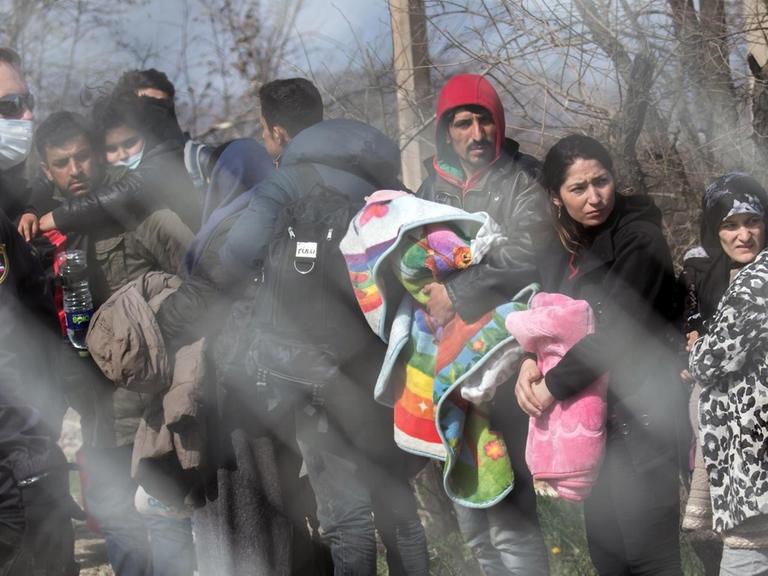 Man sieht Flüchtlinge an der griechisch-mazedonischen Grenze bei Idomeni.