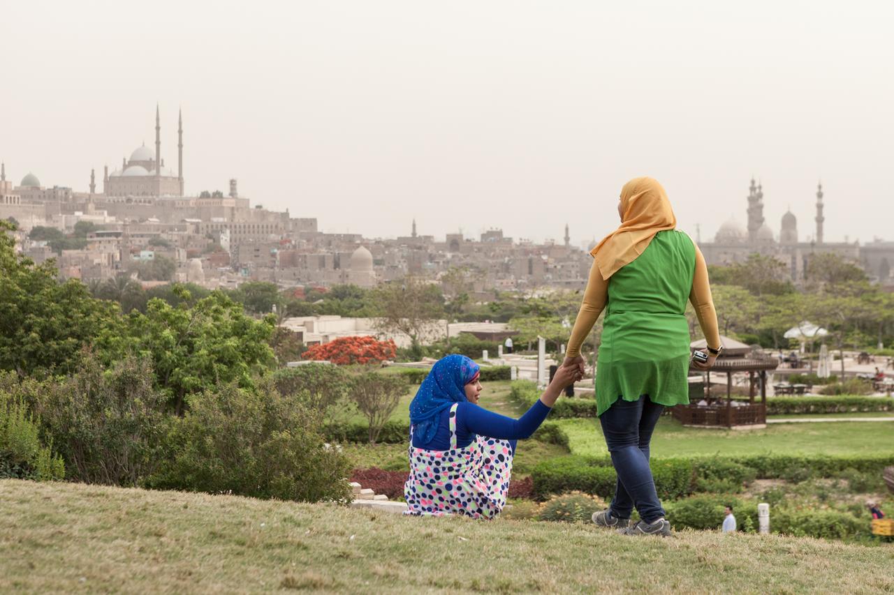 Zwei Frauen im Park Al Ahzar, Kairo, 2014. In: SAYEDA, Nimbus. Kunst und Bücher, 2017 Zwei Frauen im Park Al Ahzar, Kairo, 2014. In: SAYEDA, Nimbus. Kunst und Bücher, 2017