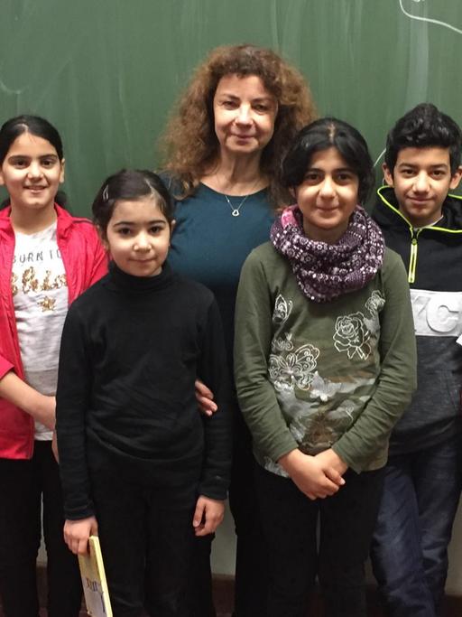 Schülerinnen und Schüler der Willkommensklasse mit der Lehrerin Tatjana Köster in der Charles-Dickens-Schule