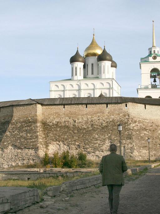 Der Kreml und die Dreifaltigkeitskathedrale in Pskow in Nordwestrussland.