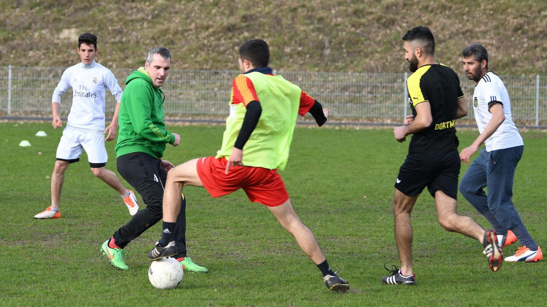 Trainer Ralf Kache (2v.l.) spielt am 06.04.2017 in Lohne (Niedersachsen) mit Flüchtlingen, die sich zum FC Unlimited zusammengeschlossen haben Fußball. Die Spieler des FC Unlimited trainieren vier Mal die Woche. Es sind Flüchtlinge, die unter anderem aus Syrien, dem Irak, Afghanistan, der Ukraine, Eritrea kommen. Trainer Ralf Kache (2v.l.) spielt am 06.04.2017 in Lohne (Niedersachsen) mit Flüchtlingen, die sich zum FC Unlimited zusammengeschlossen haben Fußball. Die Spieler des FC Unlimited trainieren vier Mal die Woche. Es sind Flüchtlinge, die unter anderem aus Syrien, dem Irak, Afghanistan, der Ukraine, Eritrea kommen.