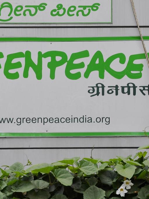 Greenpeace Aktivisten befestigen am 15. Mai 2015 große Banner an die Außenfassade des Hauptquartiers im indischen Bagalore, um gegen die Einschränkungen durch die Regierung Indiens zu demonstrieren.