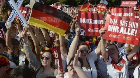 Fans warten nach dem WM-Sieg 2014 auf die deutsche Nationalmannschaft am Brandenburger Tor.