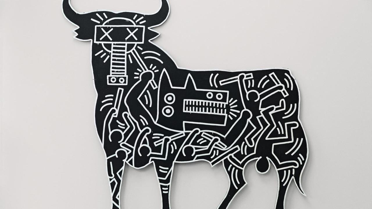 Ein mit Strichmännchen und einem Hund bemalter schwarzer Stier. Ein mit Strichmännchen und einem Hund bemalter schwarzer Stier.