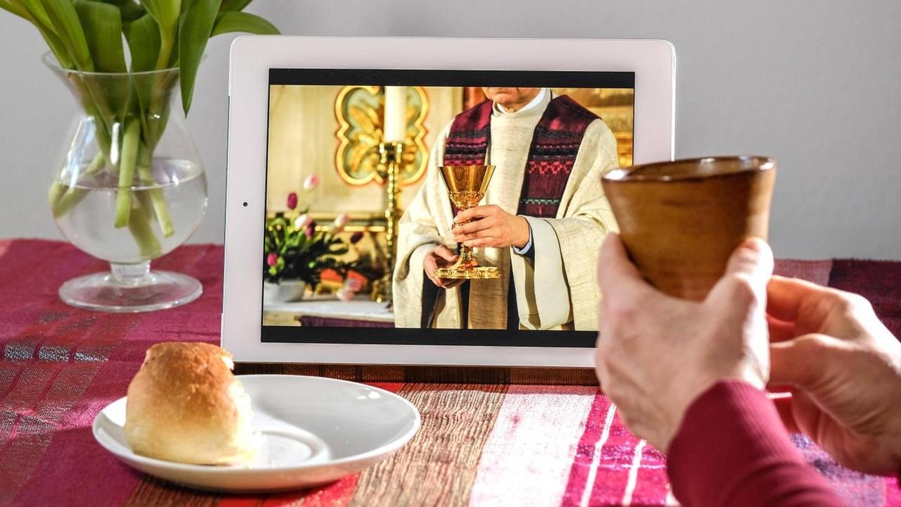In der Corona-Krise plädieren einige evangelische Theologen dafür, online Abendmahl zu feiern. In der Corona-Krise plädieren einige evangelische Theologen dafür, online Abendmahl zu feiern.