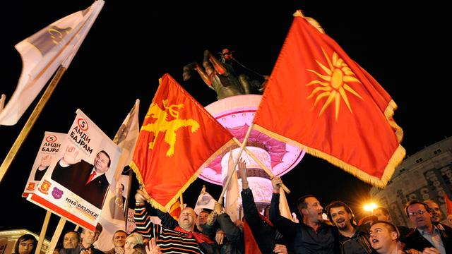 Anhänger der siegreichen konservativen VMRO-DPMNE feiern in Mazedoniens Hauptstadt Skopje.