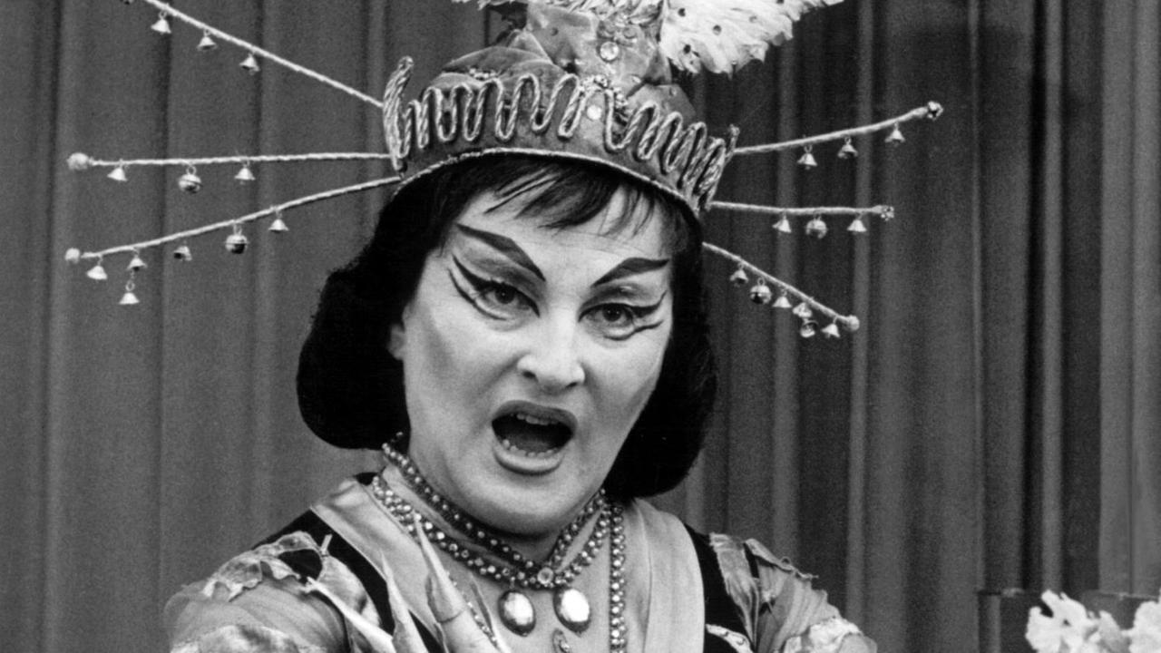 Die schwedische Opernsängerin Birgit Nilsson als "Turandot" in der gleichnamigen Oper des Komponisten Giacomo Puccini im Wiener Opernhaus im Februar 1967. | Die schwedische Opernsängerin Birgit Nilsson als "Turandot" in der gleichnamigen Oper des Komponisten Giacomo Puccini im Wiener Opernhaus im Februar 1967. |