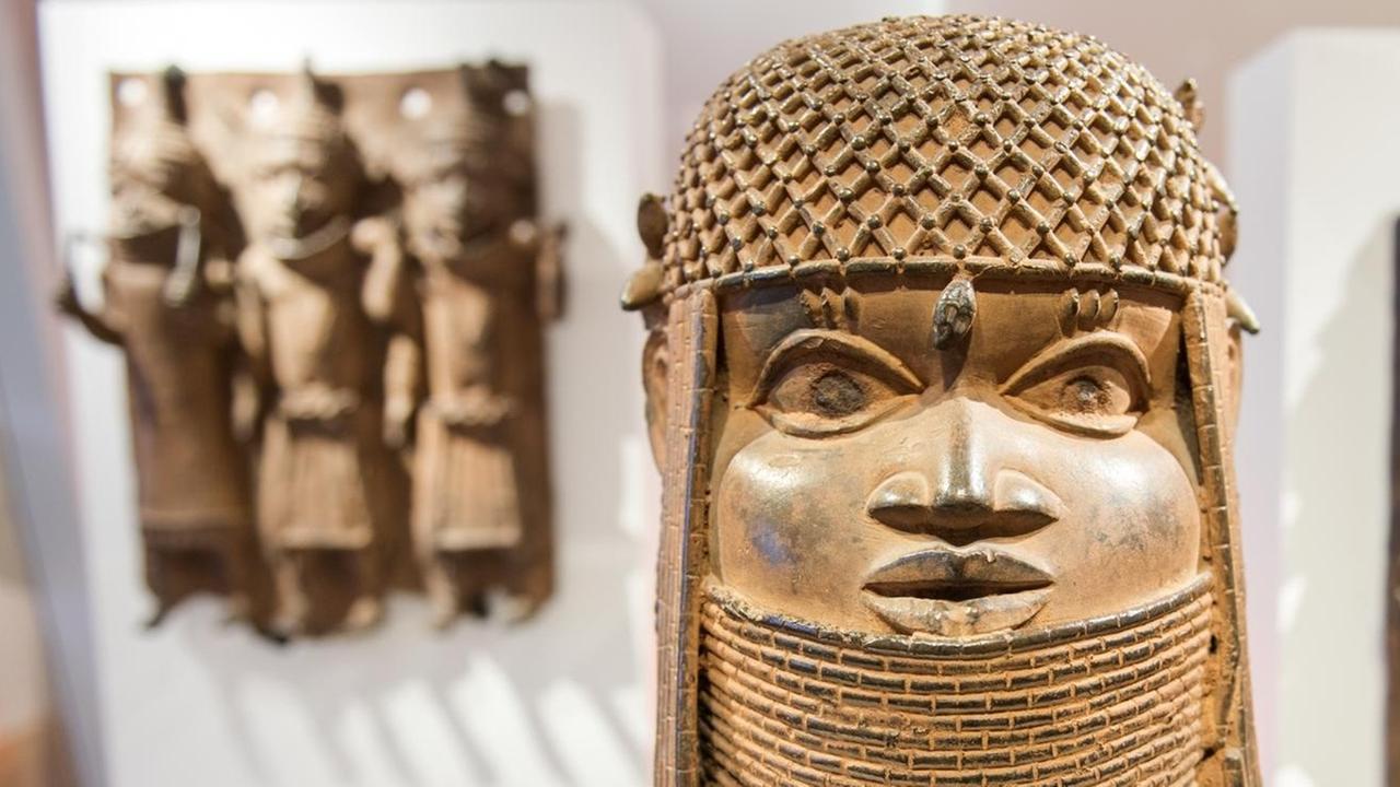 14.02.2018, Hamburg: Drei Raubkunst-Bronzen aus dem Land Benin in Westafrika sind im Museum für Kunst und Gewerbe (MKG) in einer Vitrine ausgestellt. Das MKG hat die Herkunftsgeschichte der drei Bronzen aus seiner Sammlung erforscht und präsentiert die Ergebnisse nun in einer Ausstellung. 14.02.2018, Hamburg: Drei Raubkunst-Bronzen aus dem Land Benin in Westafrika sind im Museum für Kunst und Gewerbe (MKG) in einer Vitrine ausgestellt. Das MKG hat die Herkunftsgeschichte der drei Bronzen aus seiner Sammlung erforscht und präsentiert die Ergebnisse nun in einer Ausstellung.