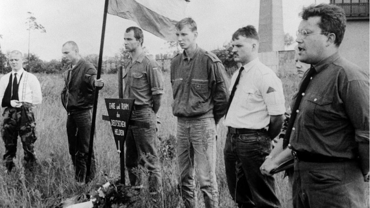 Neo-Nazis aus Ost-Berlin am ehemaligen KZ Sachsenhausen, 1990. Die Gedenkstätte für die Opfer des Faschismus hat Neo-Nazis und Skinheads als Wallfahrtsort gedient. Neo-Nazis aus Ost-Berlin am ehemaligen KZ Sachsenhausen, 1990. Die Gedenkstätte für die Opfer des Faschismus hat Neo-Nazis und Skinheads als Wallfahrtsort gedient.