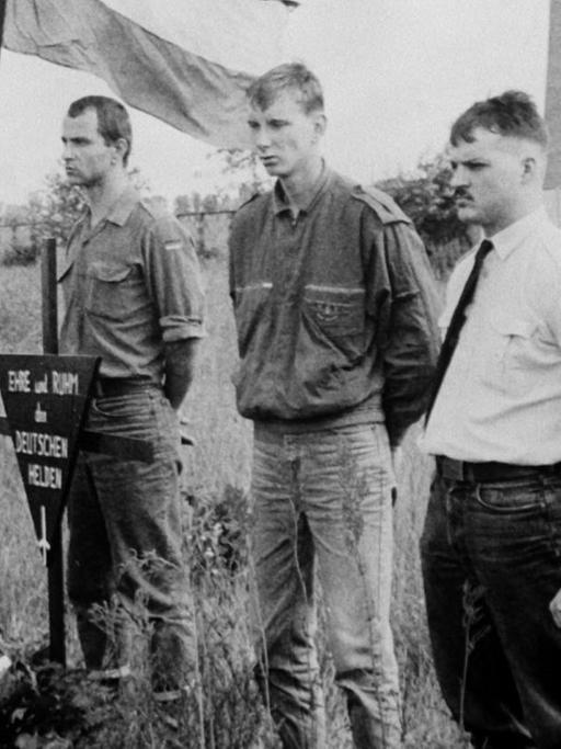 Neo-Nazis aus Ost-Berlin am ehemaligen KZ Sachsenhausen, 1990. Die Gedenkstätte für die Opfer des Faschismus hat Neo-Nazis und Skinheads als Wallfahrtsort gedient.