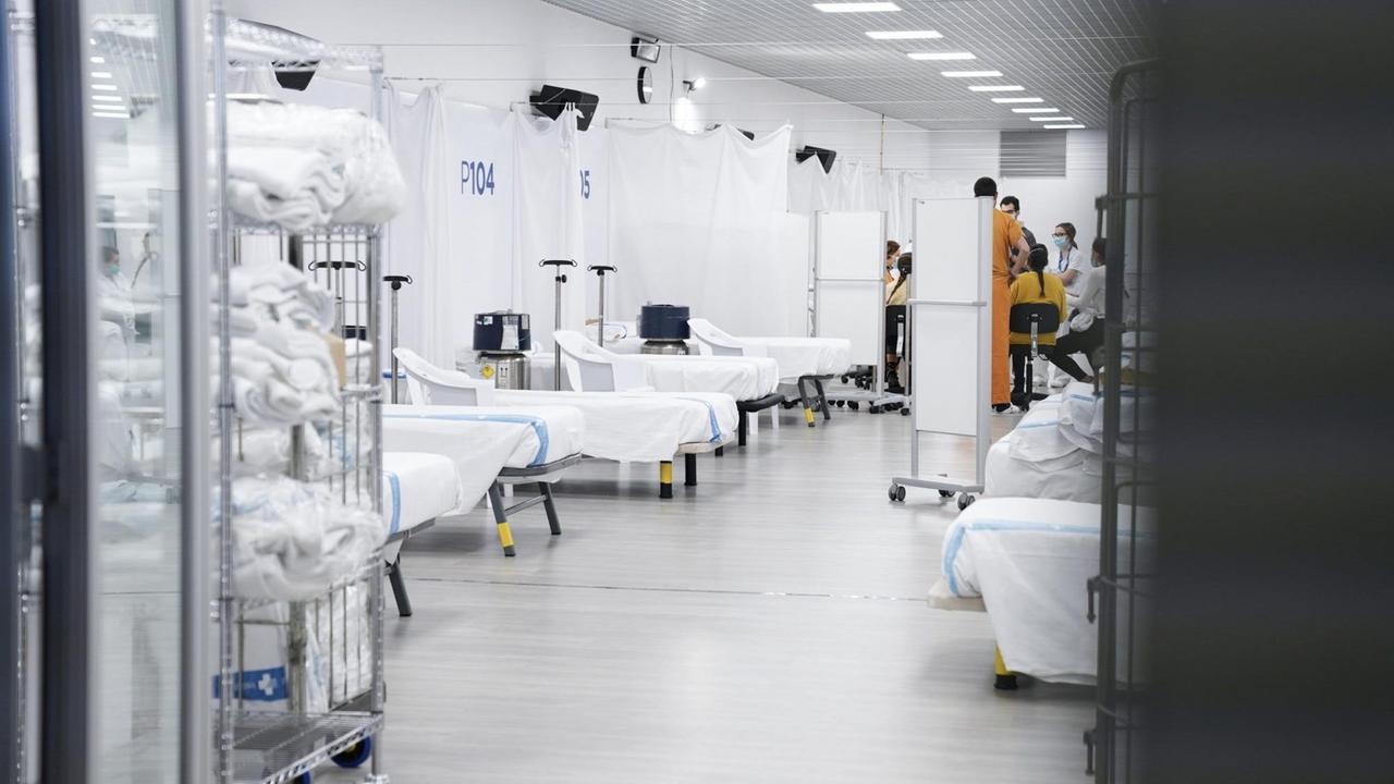 Barcelona: Das medizinische Personal trifft sich in einem Raum eines Sportzentrums, das in ein provisorisches Krankenhaus in Barcelona umgewandelt wurde. 