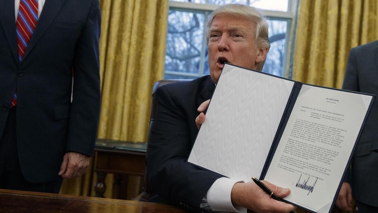 US-Präsident Donald Trump mit dem Dekret zum Ausstieg aus dem Handelsabkommen TPP US-Präsident Donald Trump mit dem Dekret zum Ausstieg aus dem Handelsabkommen TPP