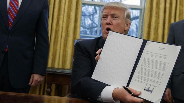US-Präsident Donald Trump mit dem Dekret zum Ausstieg aus dem Handelsabkommen TPP