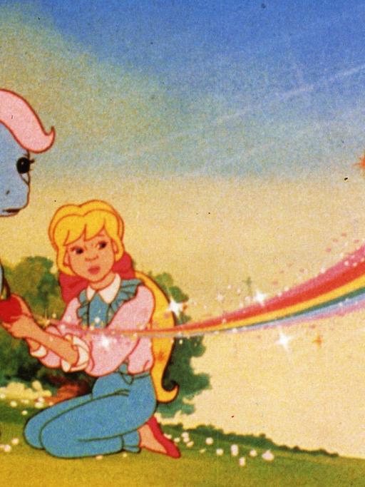 Zeichentrickszene: Neben einem blauen Pony sitzt ein blondes Mädchen. Im Hintergrund ist ein Regenbogen.