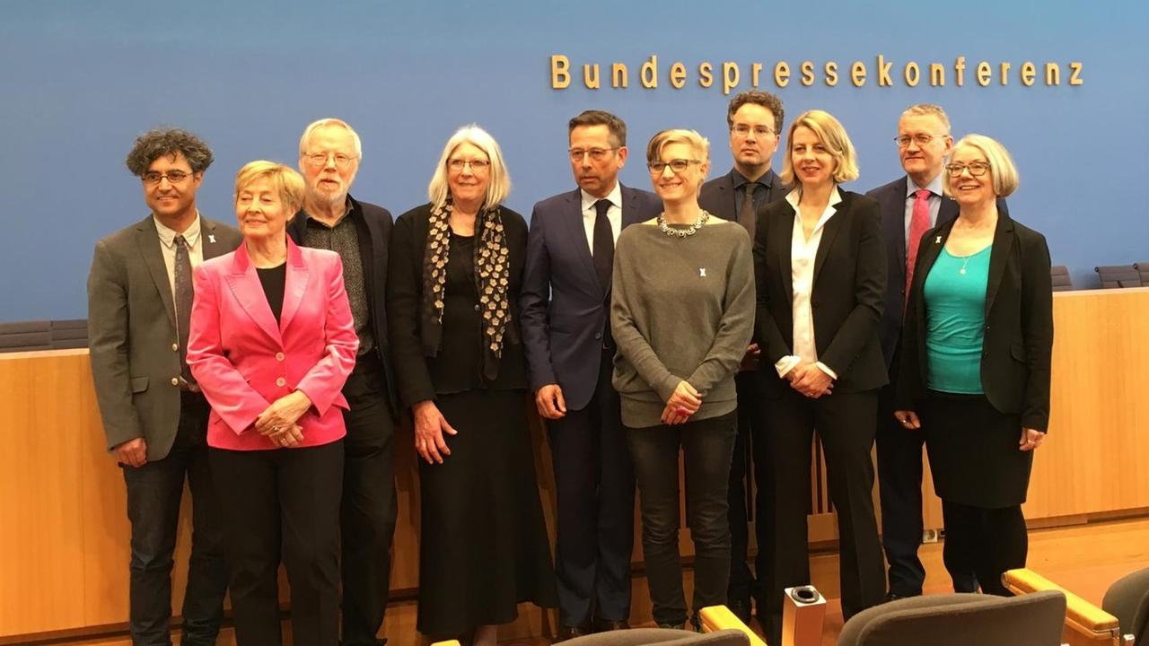 Die Mitglieder der Unabhängigen Kommission zur Aufarbeitung sexuellen Kindesmissbrauchs im Haus der Bundespressekonferenz. Die Mitglieder der Unabhängigen Kommission zur Aufarbeitung sexuellen Kindesmissbrauchs im Haus der Bundespressekonferenz.