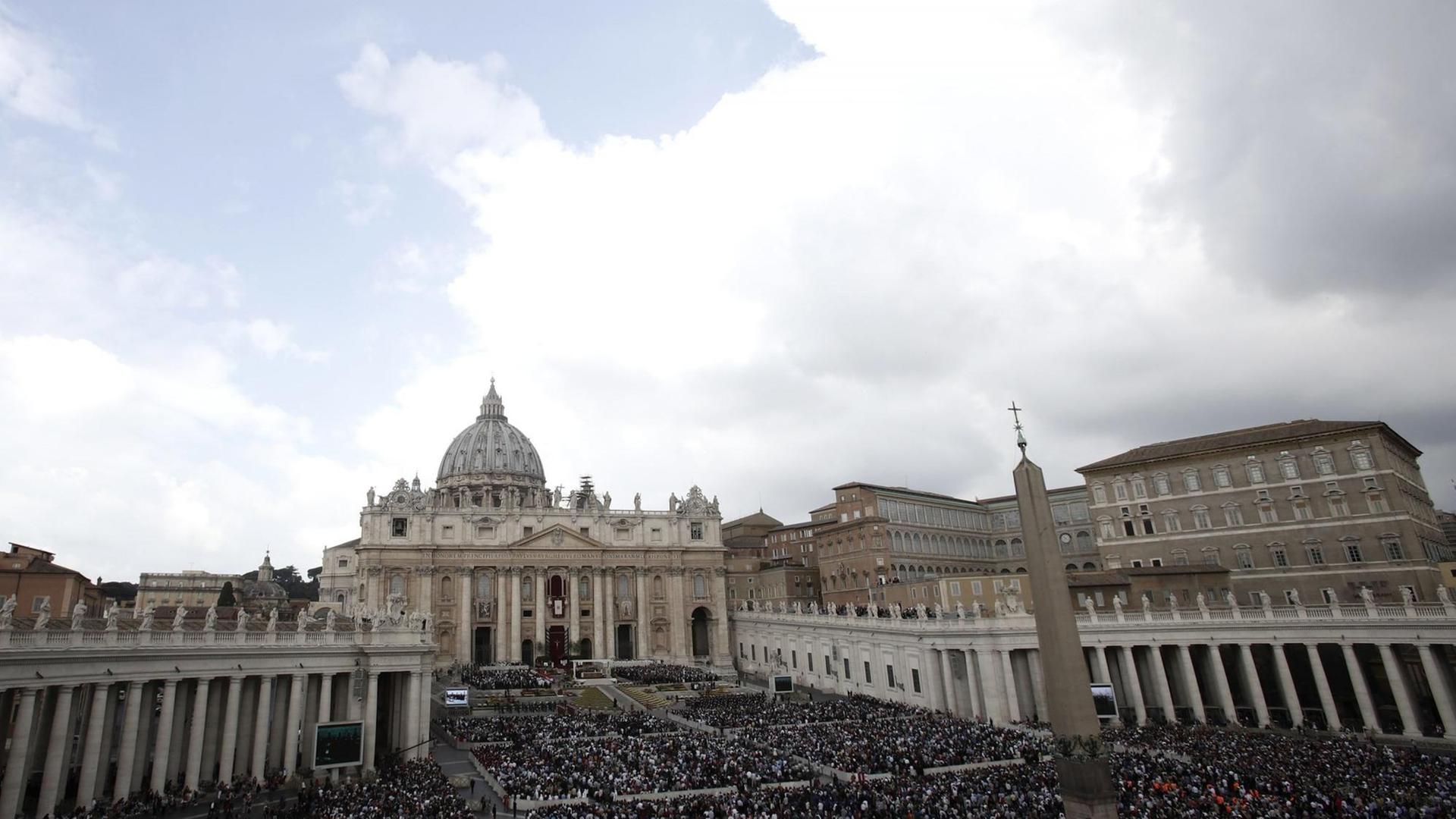 ©Riccardo De Luca/UPDATE IMAGES PRESS/MAXPPP - VATICAN CITY ; Una panoramica di Piazza San Pietro durante la Messa di Pasqua celebrata da Papa Francesco. Citt_del Vaticano, 16 aprile 2017. A overview of Saint Peter square during the Easter mass led by Pope Francis at the Vatican, on April 16, 2017. at the Vatican, on April 16 2017. UPDATE IMAGES PRESS/Isabella Bonotto STRICTLY ONLY FOR EDITORIAL USE Foto: Riccardo De Luca/MAXPPP/dpa | ©Riccardo De Luca/UPDATE IMAGES PRESS/MAXPPP - VATICAN CITY ; Una panoramica di Piazza San Pietro durante la Messa di Pasqua celebrata da Papa Francesco. Citt_del Vaticano, 16 aprile 2017. A overview of Saint Peter square during the Easter mass led by Pope Francis at the Vatican, on April 16, 2017. at the Vatican, on April 16 2017. UPDATE IMAGES PRESS/Isabella Bonotto STRICTLY ONLY FOR EDITORIAL USE Foto: Riccardo De Luca/MAXPPP/dpa |