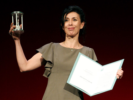 Die Preisträgerin und künstlerische Leiterin des Theaters Ballhaus Naunynstraße in Berlin-Kreuzberg Shermin Langhoff posiert bei der Verleihung des KAIROS-Preises 2011 in Hamburg