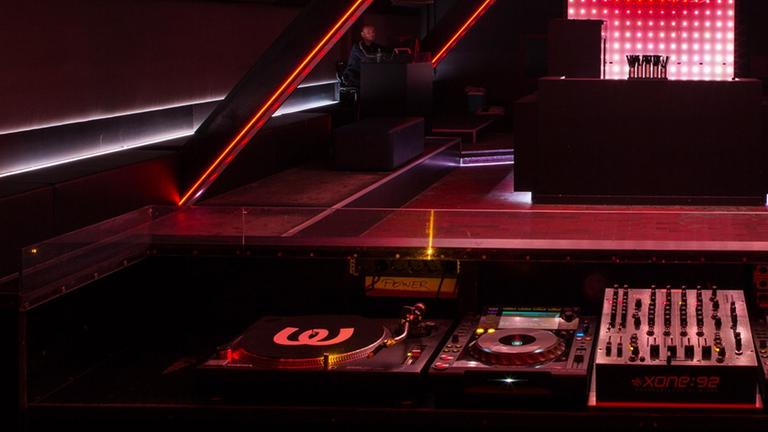 Ein DJ legt vor einem leeren Raum im berliner Techno-Club Watergate auf.