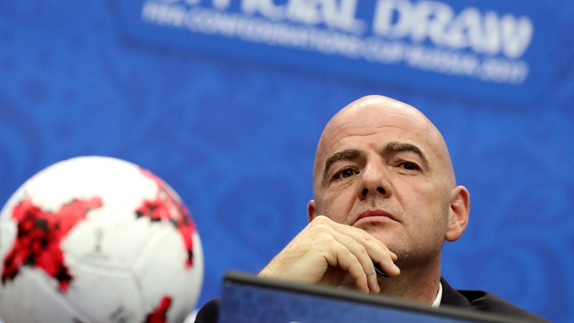 FIFA-Präsident Gianni Infantino auf einer Pressekonferenz vor der Auslosung der Gruppen für den Confederations Cup 2017. FIFA-Präsident Gianni Infantino auf einer Pressekonferenz vor der Auslosung der Gruppen für den Confederations Cup 2017.