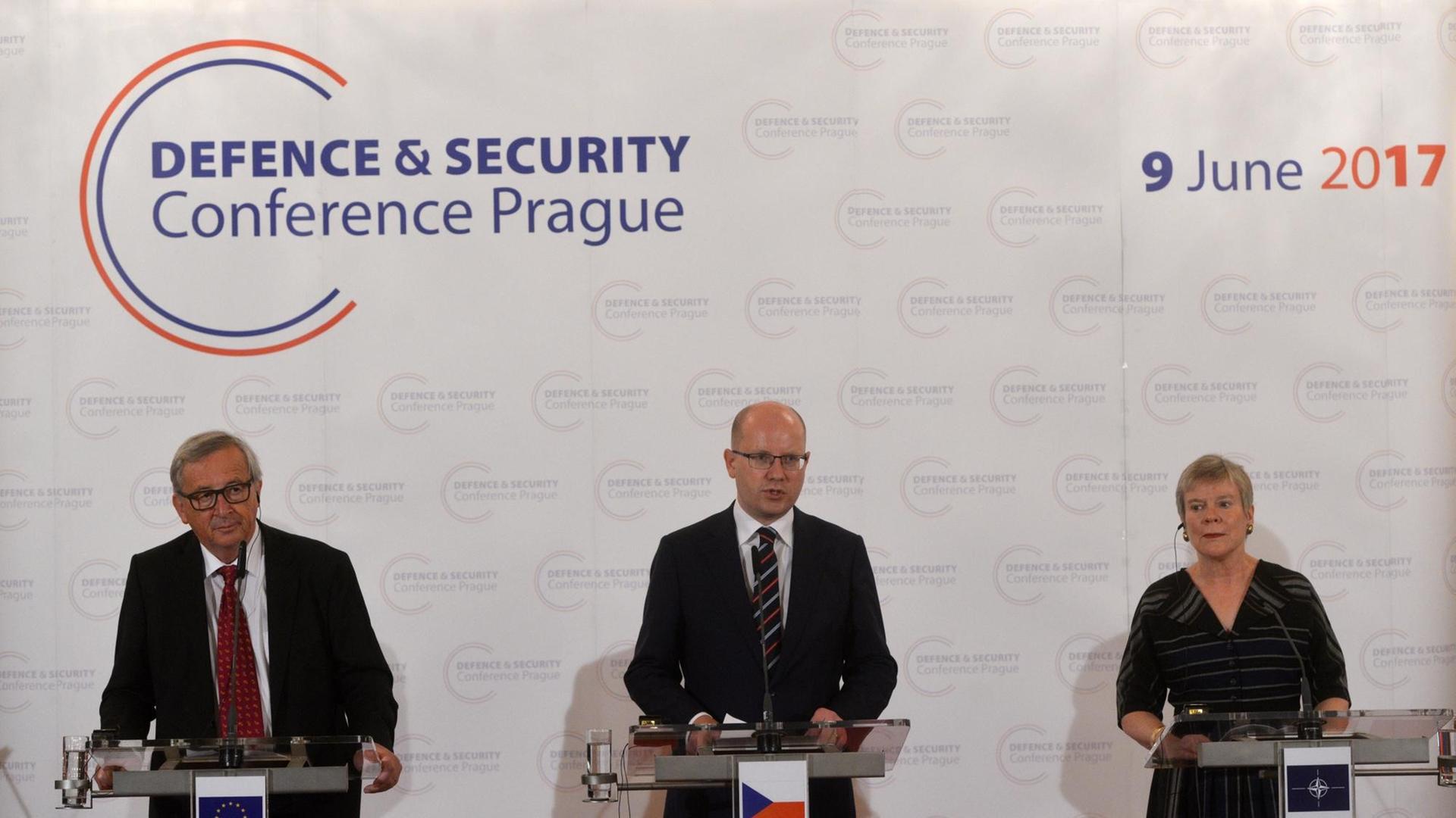(l-r) EU-Kommissar Präsident Jean-Claude Juncker, der tschechischer Ministerpräsident Bohuslav Sobotka und die NATO-stellvertretende Generalsekretärin Rose Gottemoeller antworten Journalisten am 9. Juni 2017 während der Pressekonferenz in Prag.